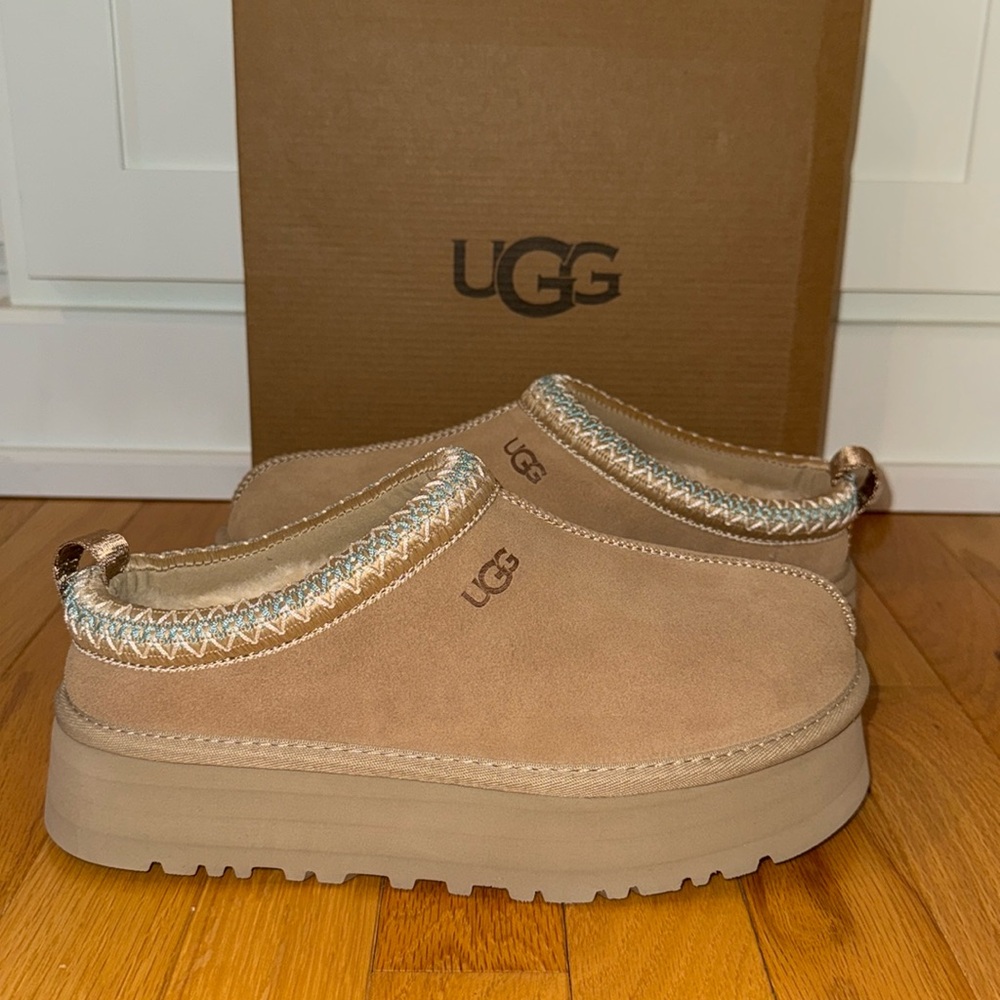 New UGG Womens Tazz Sand Platform Slipper, size 9